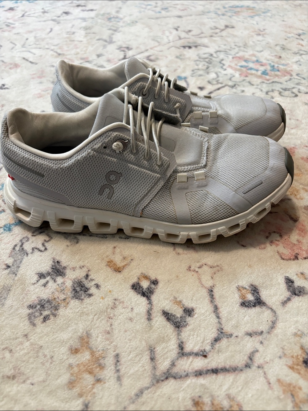 Women's On Cloud 6 Glacier- Gray. Size W7.5. Good condition.